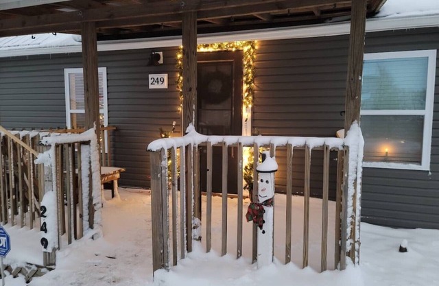 Private COZY home- RAVE REVIEWS- located in charming village- 8 miles to I-70!