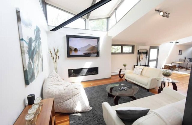 Private Creek + Patio, Walkable, Bright Cozy Vibe