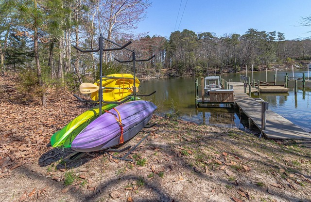 Private Creek Retreat w/king suite, firepit, kayaks
