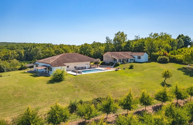 Private domain max 12 people in 3 separate houses - Sunday to Sunday!