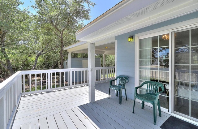 Private deck, boat parking, 2 bedroom 2 bath coastal cottage in Holiday Beach