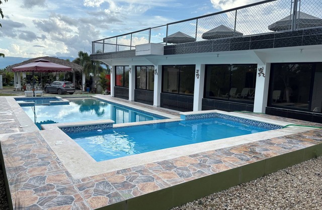 Private vacation home with mountain views -Pool-BBQ