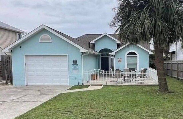 Private DOG FRIENDLY Home! 2 Min Walk to Beach, Fenced Yard, Firepit