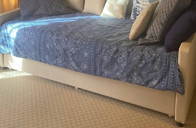 Private entry 1 bedroom unit attached to lodge. Walking distance to lake