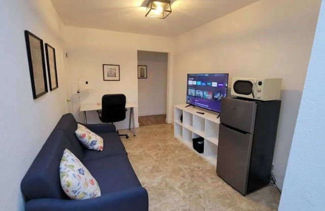 Private entry 1B1B guest suite