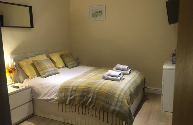 Private Entry Double bedroom with beautiful views!