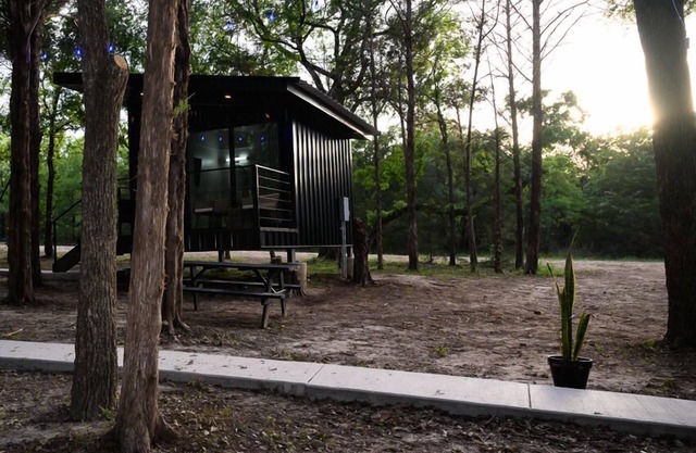 Private Escape: 4 Cabins/4 Full Baths/8 Guests/Lots of Room to Roam
