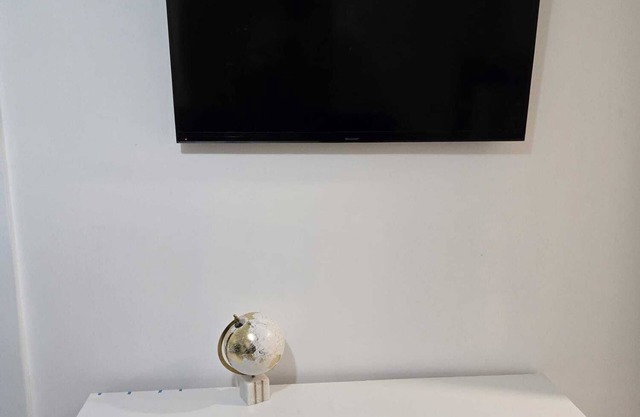Private Family Friendly 1 Bedroom Apt with Kitchen, WiFi & Laundry in Plainfield
