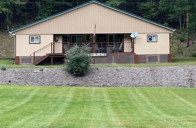 Private family lodge on 42 serene acres- 15 minutes to Penn State- Centre County