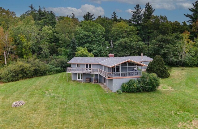 Private Field House - Spacious 4 Bedroom Home