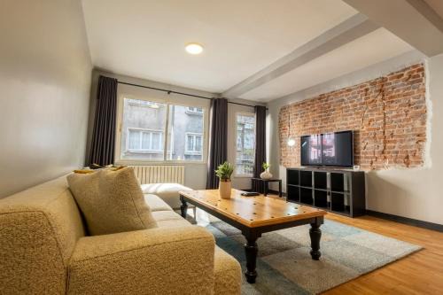 Private Fourlex House with Central Location