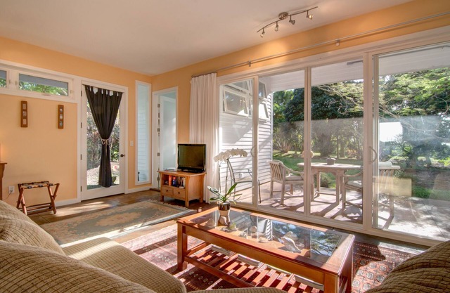 Private Garden Cottage on 5 acre country estate/Walk to the Botanic Gardens!