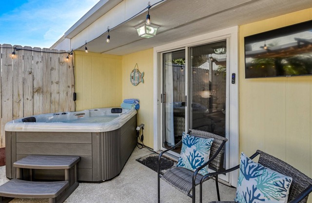 Private Garden, Hot Tub, Fire Pit, Walk to Beach, Minutes to Historic Downtown, $300 in Free Tickets