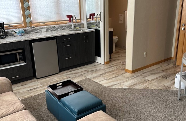 Private guest apartment 1bed, 1 bath sleeps up to 4, STR license #BCA-79655