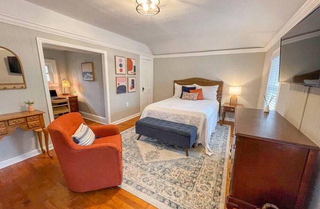 Private Guesthouse w/Kitchen - Minutes from Uptown