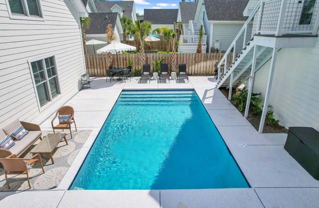 Private Heated Pool, Close to Beaches, Restaurants & Shopping!