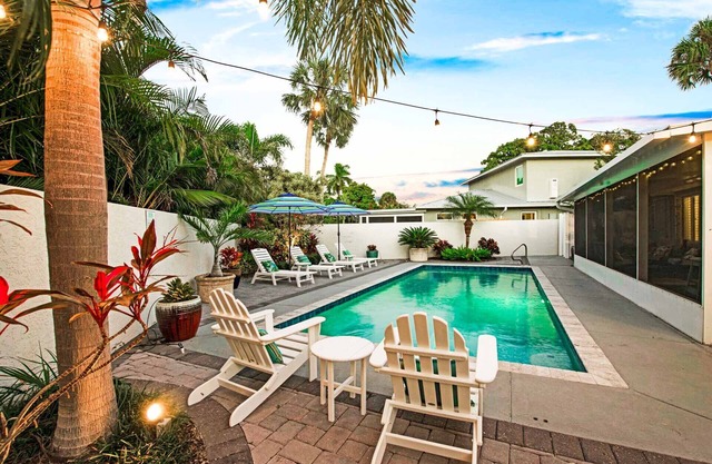 Private Heated Pool, walk to St Armand's! Perfect for families!