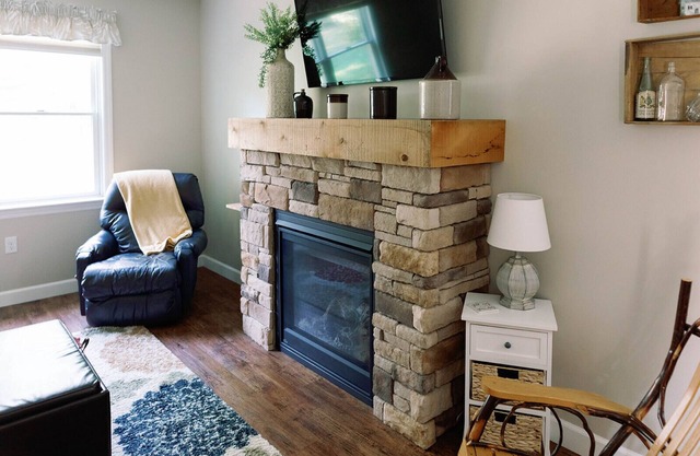 Private home has WIFI, Fireplace, Fire pit, Full Kitchen, 4 mile from Lancaster!