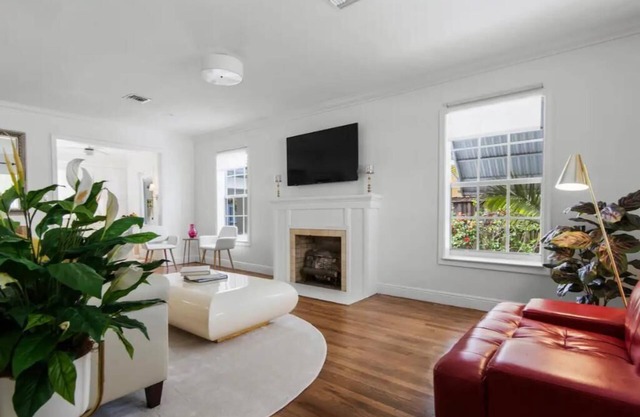 Private home Historic Northwood minutes to downtown, antiques restaurant & beach