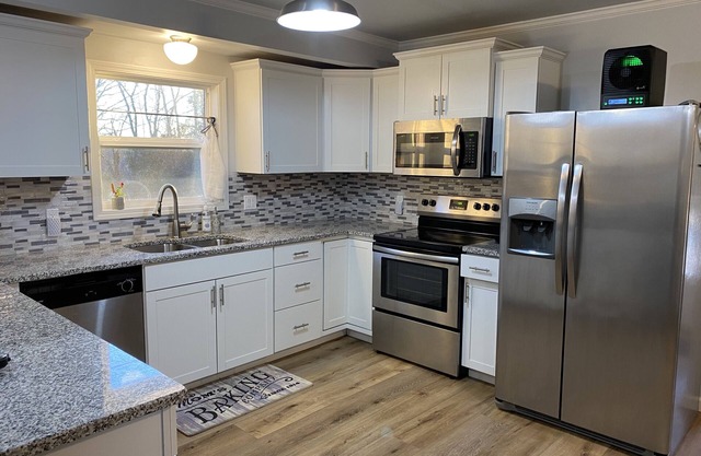 Private Home on 2 acres~ BUT close to everything ~ 30+ night or longer