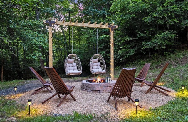Private, Hot Tub, 2 Acres, Fire Pit, Small Pond, Outdoor Dining