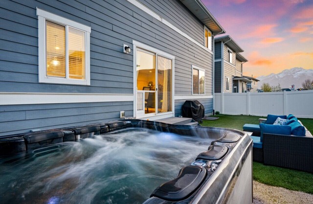 Private Hot Tub-Central Location-6 month stay required