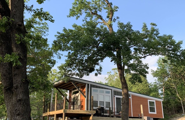 PRIVATE Hot Tub! Fire pit, Full Kitchen, Outdoor Space, Cricket Marina & Branson