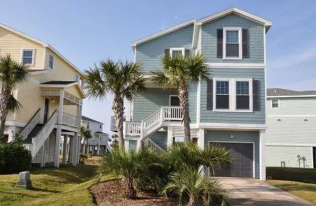 Private hot tub, pet-friendly, 3/3 beach house w/golf cart available to rent!