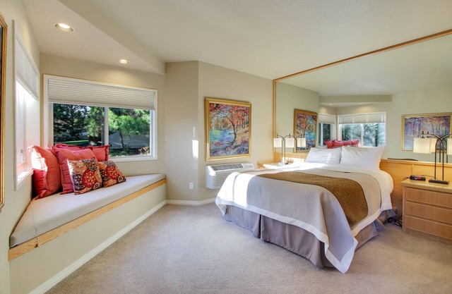 Private, hotel style suite in Bend with access to fitness center, community pool