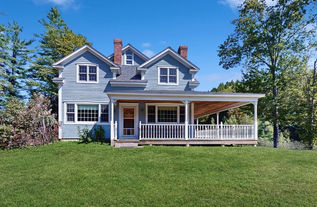 Private house w/seasonal mountain & meadow views, pond, balcony, porch, jacuzzi