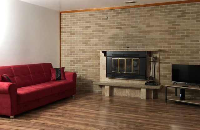 Private house with 4 bedrooms and 2 bathrooms and direct NYC Manhattan train only 10 minute walk away