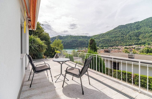 Private house with Pool 150m from the Lake.