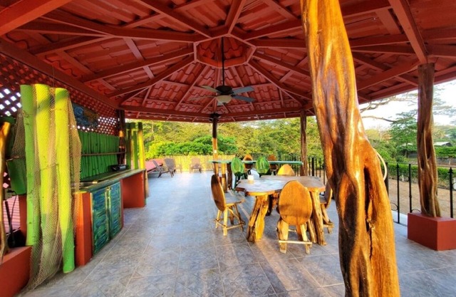 Private jungle oasis w/pool and rooftop bar - 2 min walk to the beach!