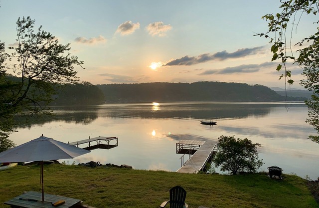 Private lake-front cabin with walk-in access to water, next to state park.