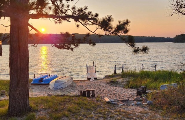 Private Lakefront Cabin On 14 Acres With Beautiful Sunset Views!