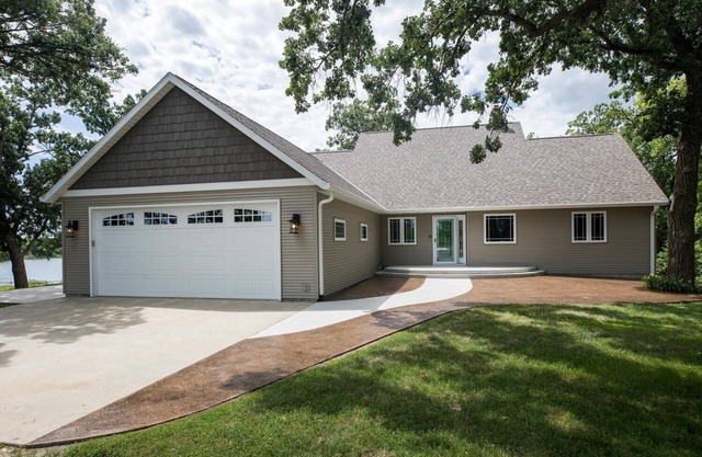 Private Lakefront home surround by nature. Great for Family Gatherings!