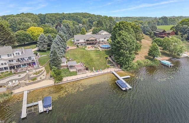 Private lakefront home. Sandy beach canoe, 2 kayaks. Pool, Spa & Pontoon rental.