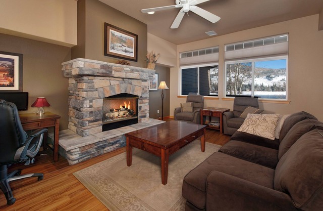 Private Lakefront Luxury in the heart of Ski Country, Mountain Views