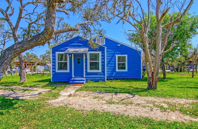 Private Lighted Pier! Cottage nestled in the oak trees right on Copano Bay!