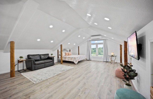 Private Loft Studio On Acreage + Near Liberty