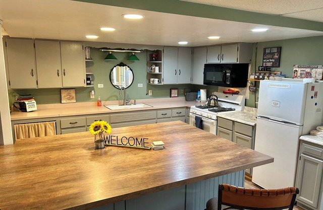 Private Lower Apt & Short Term Stay-Dog Friendly!