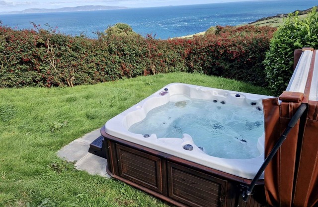 Private luxury log cabin with hot tub and stunning views!