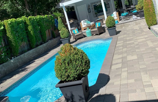 Private Luxury Oasis Cottage, Heated Salt Water Pool and Spa