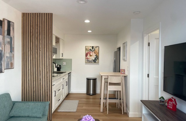 Private Modern Spacious 1B1B 2 beds - Prime Location