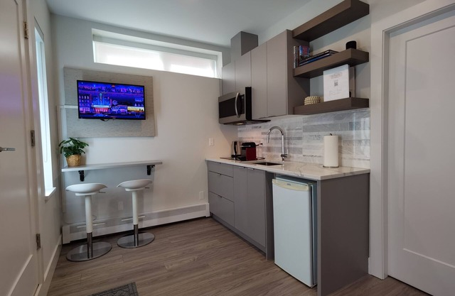 Private Modern Suite - Central Location