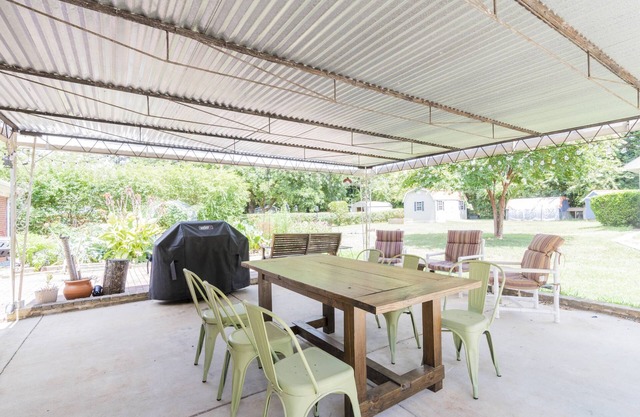 Private Oasis w Big Yard, Garden, & Firepit! 10 min to Uptown, Golf & Airport! Pets OK +10% Off!