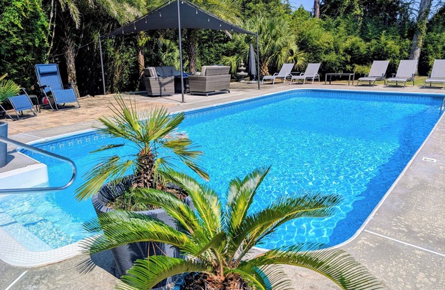 Private Oasis w/Pool, Hot Tub & Bar - 15 Min to Savannah & Tybee Beach