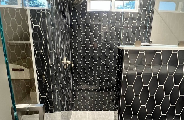 Private One bedroom with bathroom within walking distance of downtown