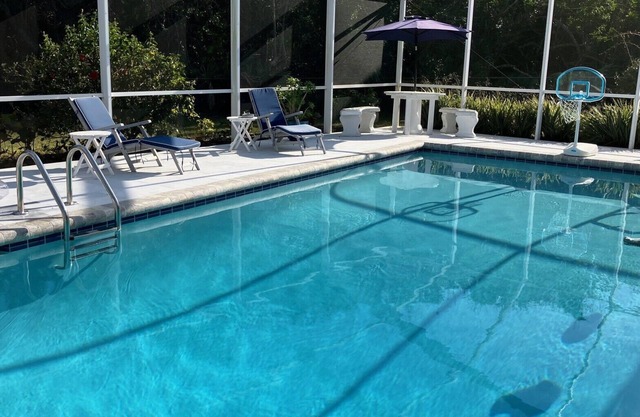 Private/Peaceful Pool Home. Easy Walk to Beach!