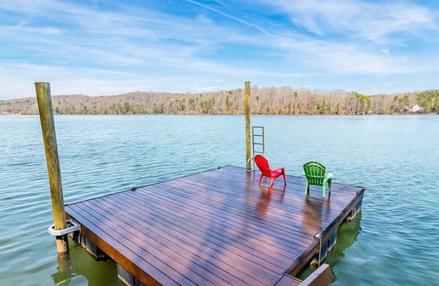 Private, pet friendly lakefront house on Lake Lookout Shoals.